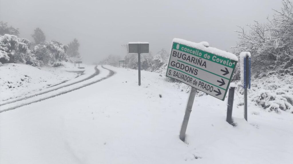 Nieve en las carreteras que unen Vigo con Ourense y la Meseta a tan solo unas horas de que comience el invierno astronómico (16:03 horas). Así ha amanecido este domingo gran parte de Galicia y los primeros copos de la temporada están afectando al tráfico rodado. Así, a las 11:00 horas de este 21 de diciembre hay varios tramos con restricciones.