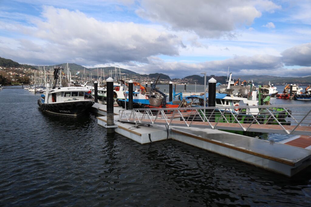 Se trata de la nueva dársena instalada en San Adrián de Cobres por la Consellería de Mar. El nuevo abrigo está situado entre la asociación A Pedra, al norte, y el puerto deportivo de San Adrián (restaurante Mauro). Las instalaciones, en plena bahía de San Simón, ofrecen el mejor abrigo al sector al tratarse de una zona protegida de mar y todo tipo de vientos.