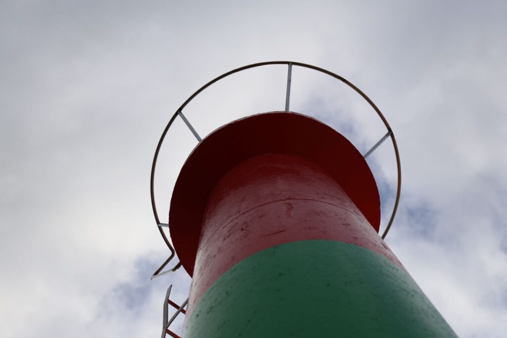 Se trata de la nueva dársena instalada en San Adrián de Cobres por la Consellería de Mar. El nuevo abrigo está situado entre la asociación A Pedra, al norte, y el puerto deportivo de San Adrián (restaurante Mauro). Las instalaciones, en plena bahía de San Simón, ofrecen el mejor abrigo al sector al tratarse de una zona protegida de mar y todo tipo de vientos.
