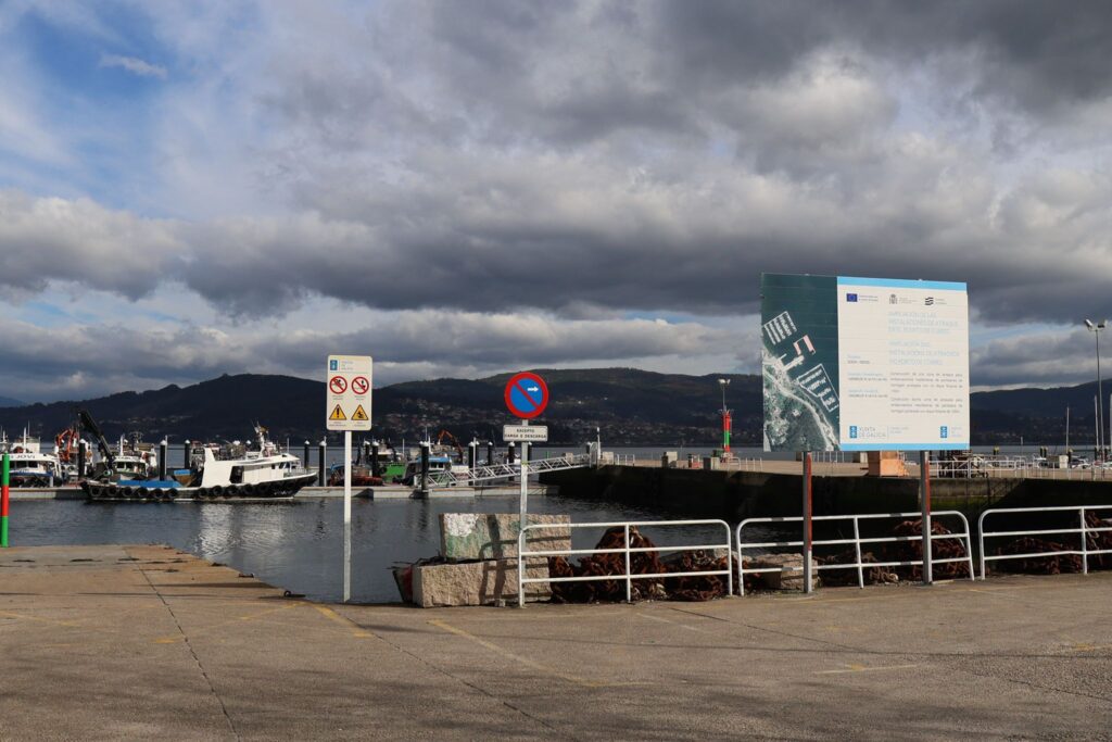 Se trata de la nueva dársena instalada en San Adrián de Cobres por la Consellería de Mar. El nuevo abrigo está situado entre la asociación A Pedra, al norte, y el puerto deportivo de San Adrián (restaurante Mauro). Las instalaciones, en plena bahía de San Simón, ofrecen el mejor abrigo al sector al tratarse de una zona protegida de mar y todo tipo de vientos.