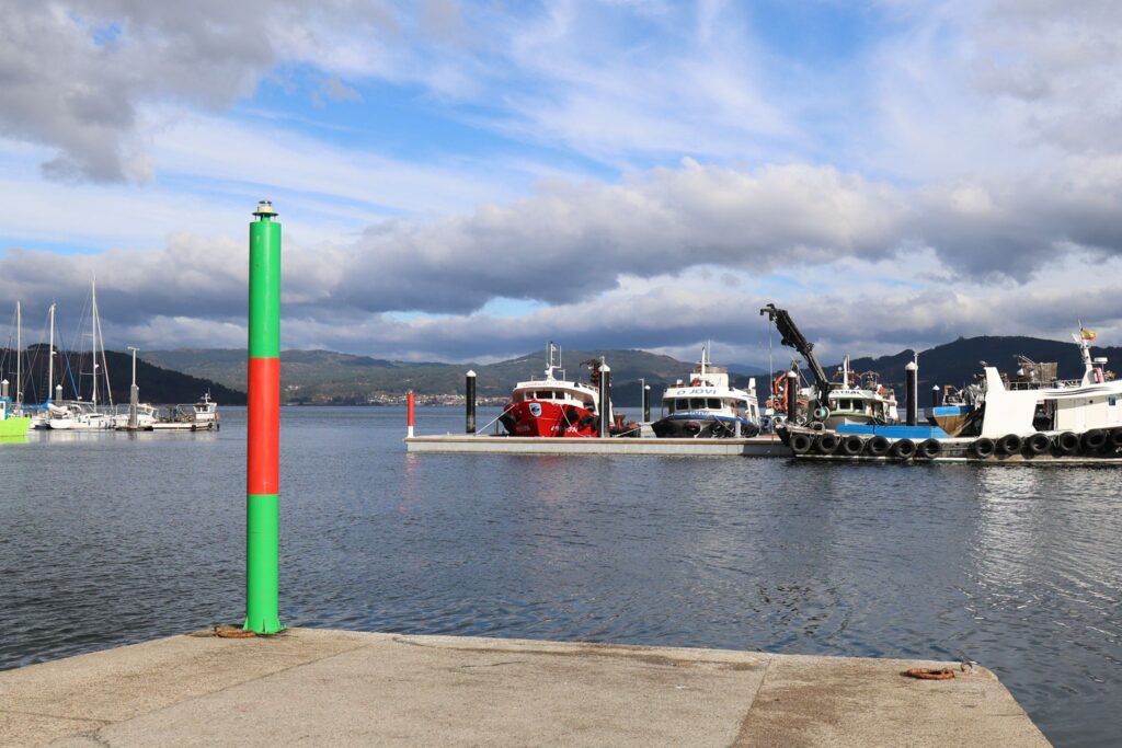 Se trata de la nueva dársena instalada en San Adrián de Cobres por la Consellería de Mar. El nuevo abrigo está situado entre la asociación A Pedra, al norte, y el puerto deportivo de San Adrián (restaurante Mauro). Las instalaciones, en plena bahía de San Simón, ofrecen el mejor abrigo al sector al tratarse de una zona protegida de mar y todo tipo de vientos.