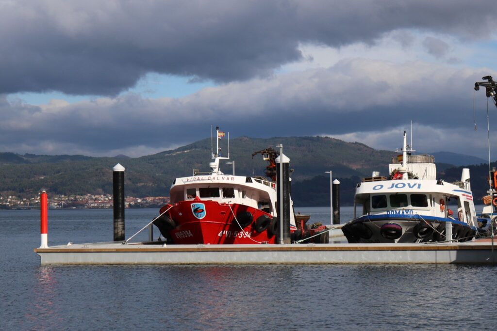 Se trata de la nueva dársena instalada en San Adrián de Cobres por la Consellería de Mar. El nuevo abrigo está situado entre la asociación A Pedra, al norte, y el puerto deportivo de San Adrián (restaurante Mauro). Las instalaciones, en plena bahía de San Simón, ofrecen el mejor abrigo al sector al tratarse de una zona protegida de mar y todo tipo de vientos.