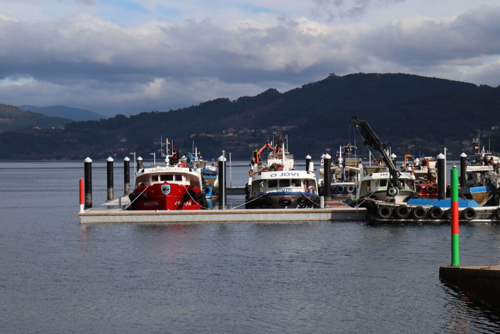 Se trata de la nueva dársena instalada en San Adrián de Cobres por la Consellería de Mar. El nuevo abrigo está situado entre la asociación A Pedra, al norte, y el puerto deportivo de San Adrián (restaurante Mauro). Las instalaciones, en plena bahía de San Simón, ofrecen el mejor abrigo al sector al tratarse de una zona protegida de mar y todo tipo de vientos.