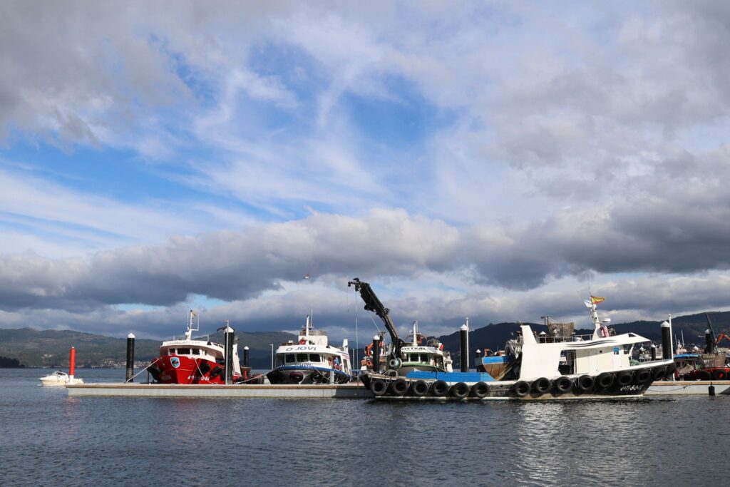 Se trata de la nueva dársena instalada en San Adrián de Cobres por la Consellería de Mar. El nuevo abrigo está situado entre la asociación A Pedra, al norte, y el puerto deportivo de San Adrián (restaurante Mauro). Las instalaciones, en plena bahía de San Simón, ofrecen el mejor abrigo al sector al tratarse de una zona protegida de mar y todo tipo de vientos.