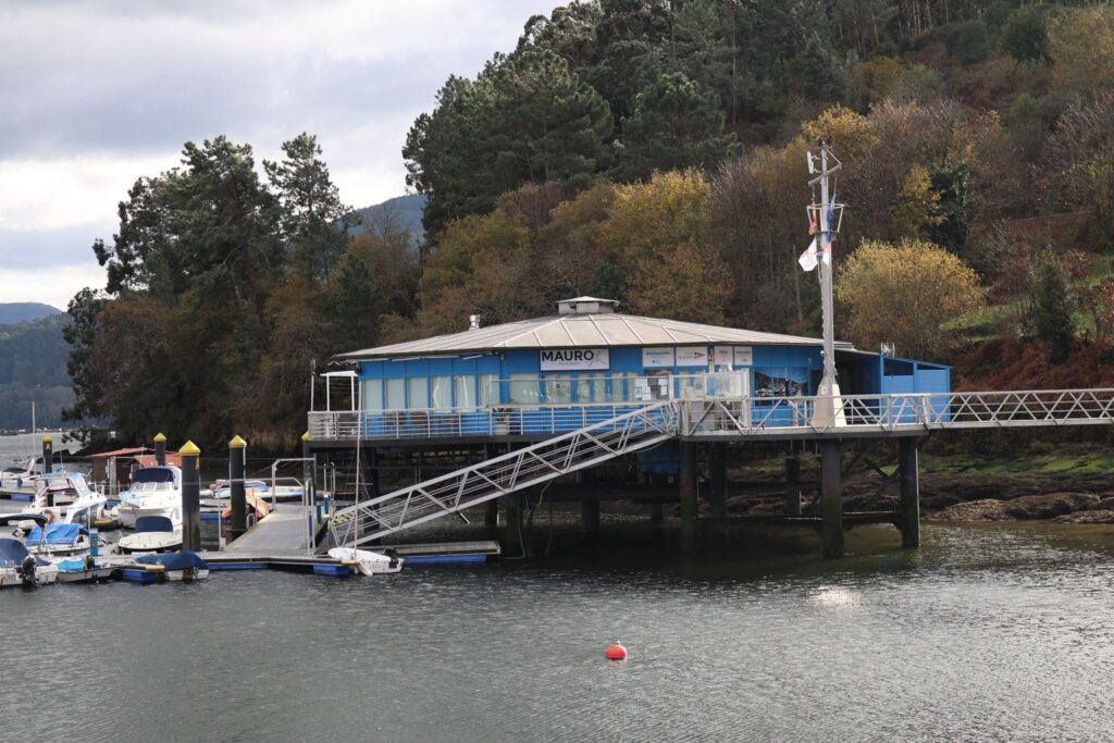 Se trata de la nueva dársena instalada en San Adrián de Cobres por la Consellería de Mar. El nuevo abrigo está situado entre la asociación A Pedra, al norte, y el puerto deportivo de San Adrián (restaurante Mauro). Las instalaciones, en plena bahía de San Simón, ofrecen el mejor abrigo al sector al tratarse de una zona protegida de mar y todo tipo de vientos.