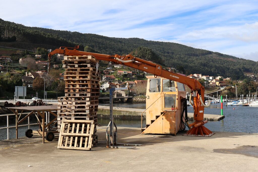Se trata de la nueva dársena instalada en San Adrián de Cobres por la Consellería de Mar. El nuevo abrigo está situado entre la asociación A Pedra, al norte, y el puerto deportivo de San Adrián (restaurante Mauro). Las instalaciones, en plena bahía de San Simón, ofrecen el mejor abrigo al sector al tratarse de una zona protegida de mar y todo tipo de vientos.