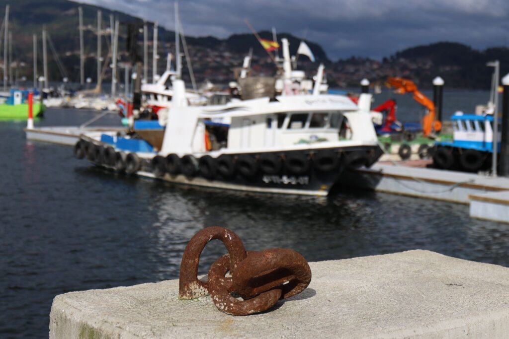 Se trata de la nueva dársena instalada en San Adrián de Cobres por la Consellería de Mar. El nuevo abrigo está situado entre la asociación A Pedra, al norte, y el puerto deportivo de San Adrián (restaurante Mauro). Las instalaciones, en plena bahía de San Simón, ofrecen el mejor abrigo al sector al tratarse de una zona protegida de mar y todo tipo de vientos.