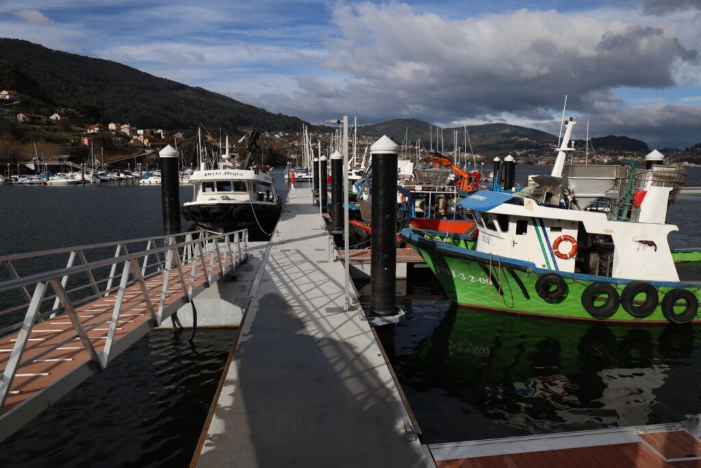 Se trata de la nueva dársena instalada en San Adrián de Cobres por la Consellería de Mar. El nuevo abrigo está situado entre la asociación A Pedra, al norte, y el puerto deportivo de San Adrián (restaurante Mauro). Las instalaciones, en plena bahía de San Simón, ofrecen el mejor abrigo al sector al tratarse de una zona protegida de mar y todo tipo de vientos.