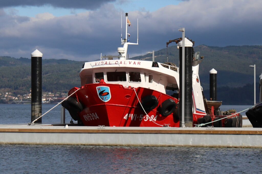 Se trata de la nueva dársena instalada en San Adrián de Cobres por la Consellería de Mar. El nuevo abrigo está situado entre la asociación A Pedra, al norte, y el puerto deportivo de San Adrián (restaurante Mauro). Las instalaciones, en plena bahía de San Simón, ofrecen el mejor abrigo al sector al tratarse de una zona protegida de mar y todo tipo de vientos.