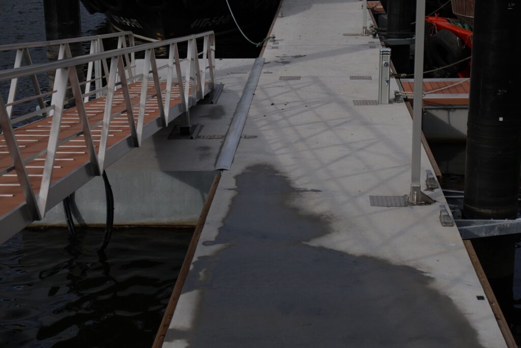 Se trata de la nueva dársena instalada en San Adrián de Cobres por la Consellería de Mar. El nuevo abrigo está situado entre la asociación A Pedra, al norte, y el puerto deportivo de San Adrián (restaurante Mauro). Las instalaciones, en plena bahía de San Simón, ofrecen el mejor abrigo al sector al tratarse de una zona protegida de mar y todo tipo de vientos.