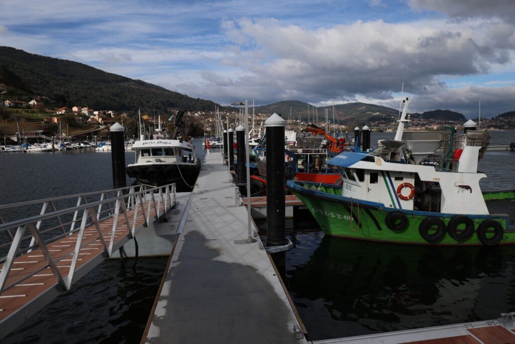 Se trata de la nueva dársena instalada en San Adrián de Cobres por la Consellería de Mar. El nuevo abrigo está situado entre la asociación A Pedra, al norte, y el puerto deportivo de San Adrián (restaurante Mauro). Las instalaciones, en plena bahía de San Simón, ofrecen el mejor abrigo al sector al tratarse de una zona protegida de mar y todo tipo de vientos.