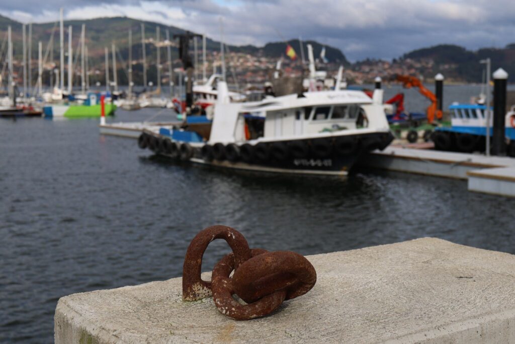 Se trata de la nueva dársena instalada en San Adrián de Cobres por la Consellería de Mar. El nuevo abrigo está situado entre la asociación A Pedra, al norte, y el puerto deportivo de San Adrián (restaurante Mauro). Las instalaciones, en plena bahía de San Simón, ofrecen el mejor abrigo al sector al tratarse de una zona protegida de mar y todo tipo de vientos.
