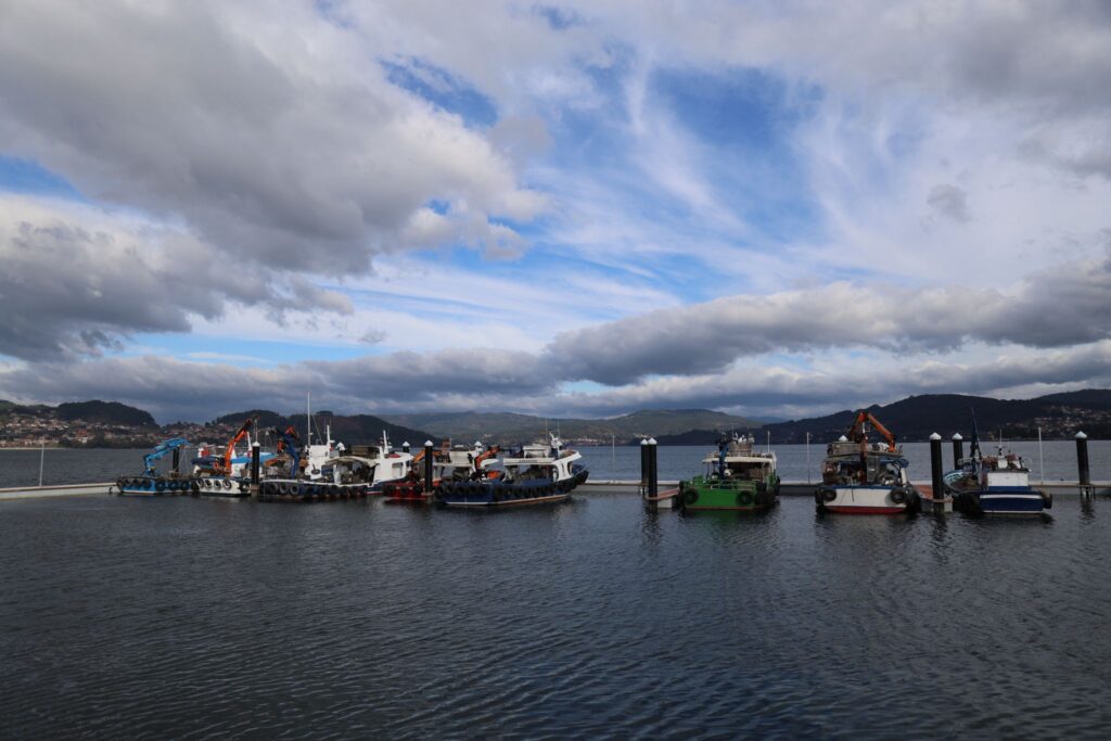 Se trata de la nueva dársena instalada en San Adrián de Cobres por la Consellería de Mar. El nuevo abrigo está situado entre la asociación A Pedra, al norte, y el puerto deportivo de San Adrián (restaurante Mauro). Las instalaciones, en plena bahía de San Simón, ofrecen el mejor abrigo al sector al tratarse de una zona protegida de mar y todo tipo de vientos.