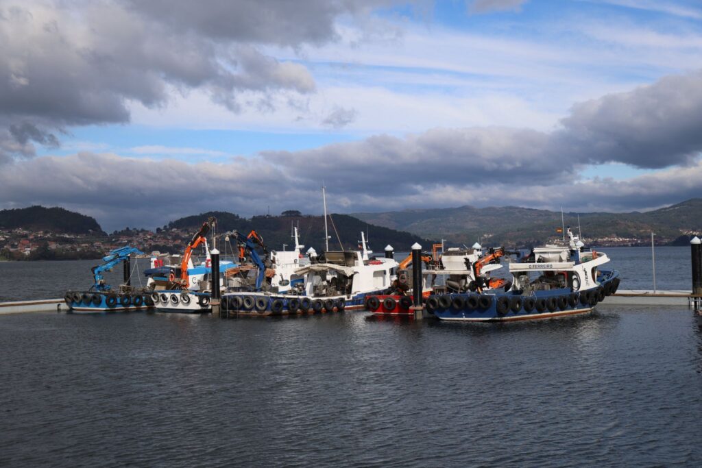 Se trata de la nueva dársena instalada en San Adrián de Cobres por la Consellería de Mar. El nuevo abrigo está situado entre la asociación A Pedra, al norte, y el puerto deportivo de San Adrián (restaurante Mauro). Las instalaciones, en plena bahía de San Simón, ofrecen el mejor abrigo al sector al tratarse de una zona protegida de mar y todo tipo de vientos.