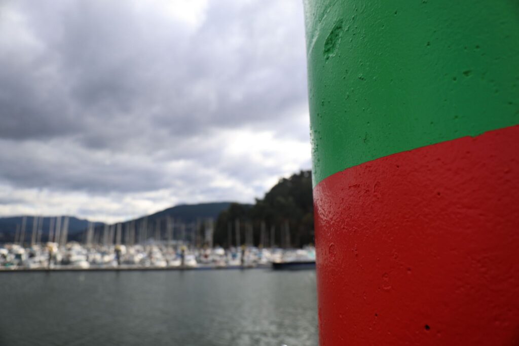 Se trata de la nueva dársena instalada en San Adrián de Cobres por la Consellería de Mar. El nuevo abrigo está situado entre la asociación A Pedra, al norte, y el puerto deportivo de San Adrián (restaurante Mauro). Las instalaciones, en plena bahía de San Simón, ofrecen el mejor abrigo al sector al tratarse de una zona protegida de mar y todo tipo de vientos.