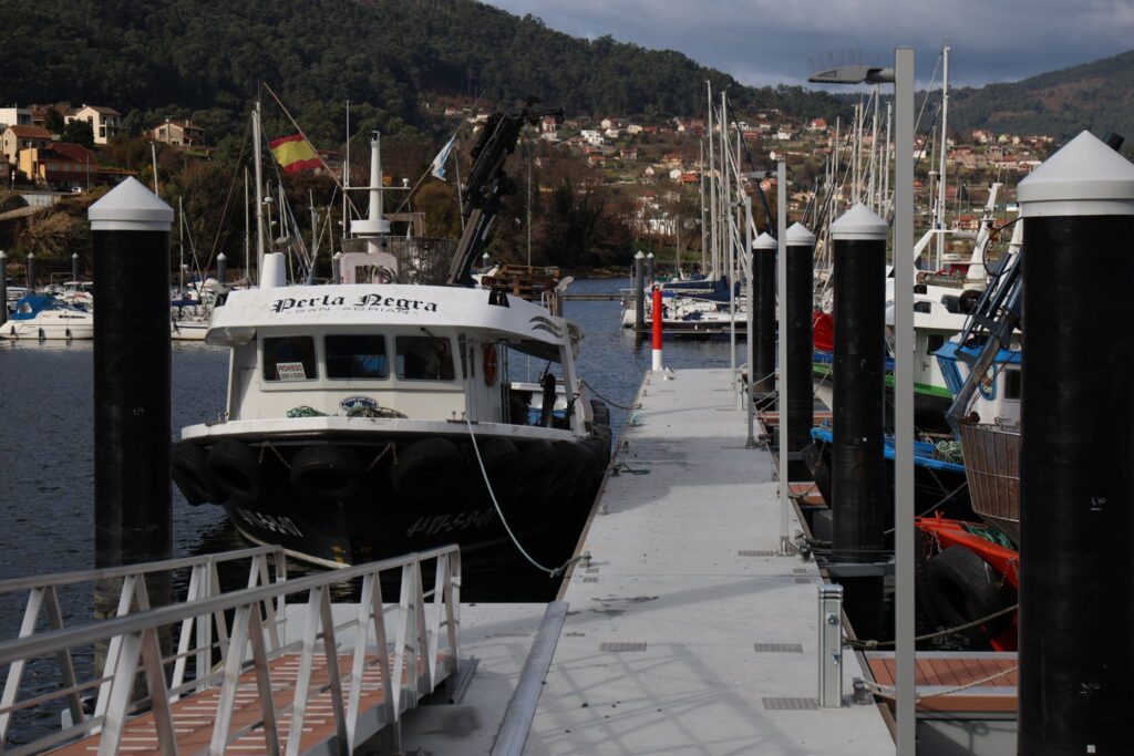 Se trata de la nueva dársena instalada en San Adrián de Cobres por la Consellería de Mar. El nuevo abrigo está situado entre la asociación A Pedra, al norte, y el puerto deportivo de San Adrián (restaurante Mauro). Las instalaciones, en plena bahía de San Simón, ofrecen el mejor abrigo al sector al tratarse de una zona protegida de mar y todo tipo de vientos.