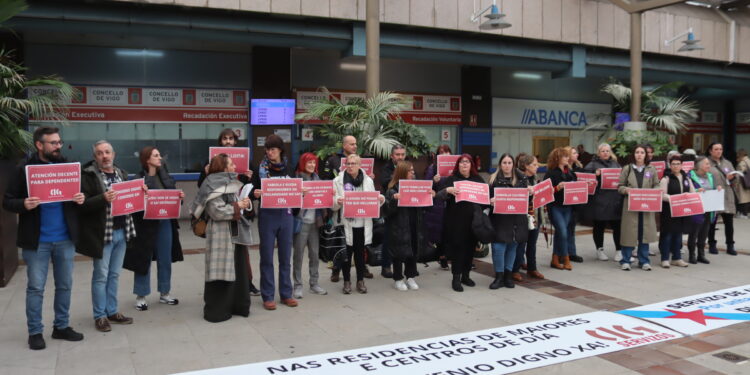 Personal de residencias y SAF se encierra en el Concello de Vigo para demandar condiciones «dignas»