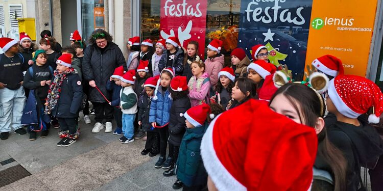 Alumnos de O Sello de Cabral reverdecen antiguas, puras y solidarias tradiciones navideñas