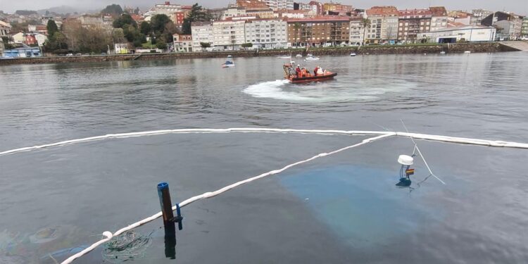 Un buque bateeiro se hunde y obliga a desplegar barreras anticontaminación