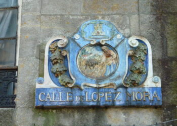 Vigo gastará 150.000 euros en modernizar las «obsoletas» placas de 1.860 calles municipales