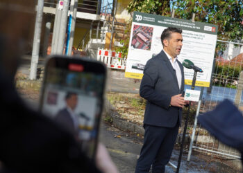 Caballero deja colgado a Luis López en la presentación de la reforma de la piscina de Teis