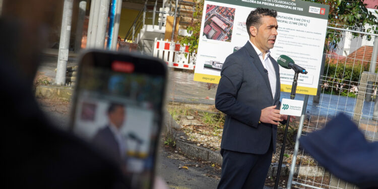 Caballero deja colgado a Luis López en la presentación de la reforma de la piscina de Teis