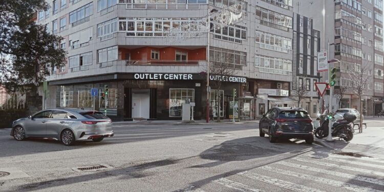 Un bazar chino le gana la partida (por ahora) a cinco nuevas viviendas (y a un banco) en Vigo