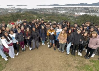 El Colegio Vedruna de Vigo celebra su centenario plantando 100 rosales silvestres en Matamá