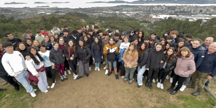 El Colegio Vedruna de Vigo celebra su centenario plantando 100 rosales silvestres en Matamá