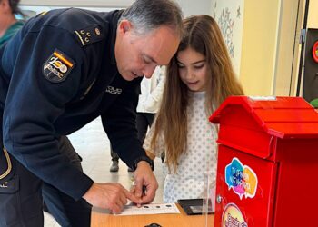 La Policía Nacional convierte en agentes por un día a los niños hospitalizados en Vigo