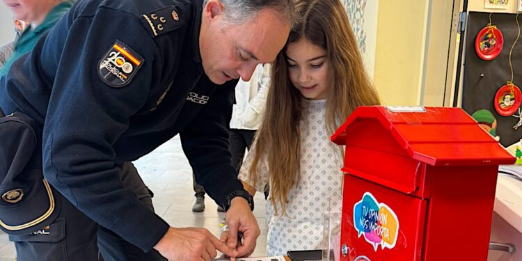La Policía Nacional convierte en agentes por un día a los niños hospitalizados en Vigo