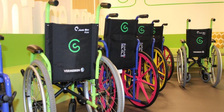 Nuevas sillas de ruedas pediátricas para mejorar el confort de los niños y niñas del Álvaro Cunqueiro