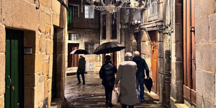 Una calle de Vigo con pocas luces navideñas