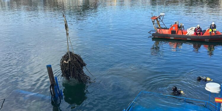 Inician los trabajos de reflote del bateeiro que se hundió el sábado en Moaña