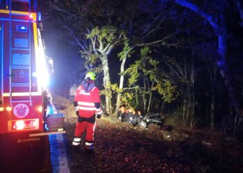Rescatan a tres personas de un turismo tras despeñarse por un terraplén
