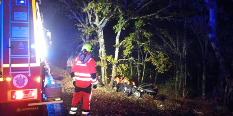 Rescatan a tres personas de un turismo tras despeñarse por un terraplén