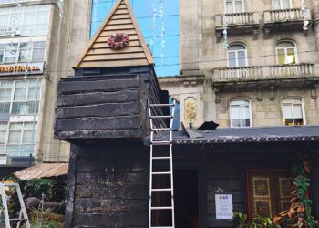 Nueva jornada de asueto para Papá Noel mientras reparan su casa en Vigo