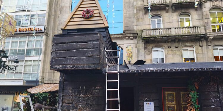Nueva jornada de asueto para Papá Noel mientras reparan su casa en Vigo