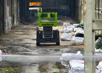 Arranca el derribo de la nave de la nave de Álvarez en Coruxo tras 20 años inutilizada