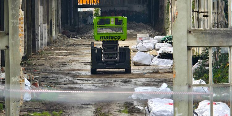 Arranca el derribo de la nave de Álvarez en Coruxo tras 20 años inutilizada