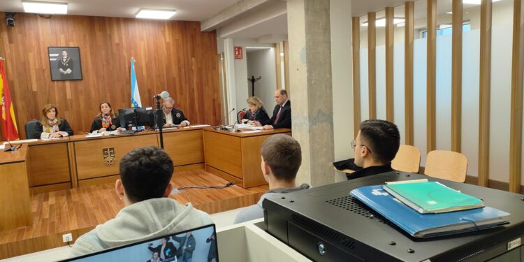 Aceptan 7 meses y 2 años de cárcel los tres acusados de dar una paliza a dos jóvenes en Vigo