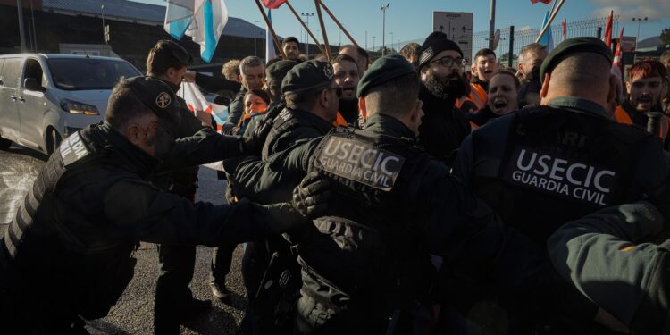 Momentos de tensión en la protesta de trabajadores de Amazon, en huelga por las condiciones «indignas»