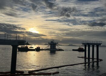 Una titánica grúa de 650 toneladas en el paseo de Bouzas para montar las pasarelas de Peiraos do Solpor