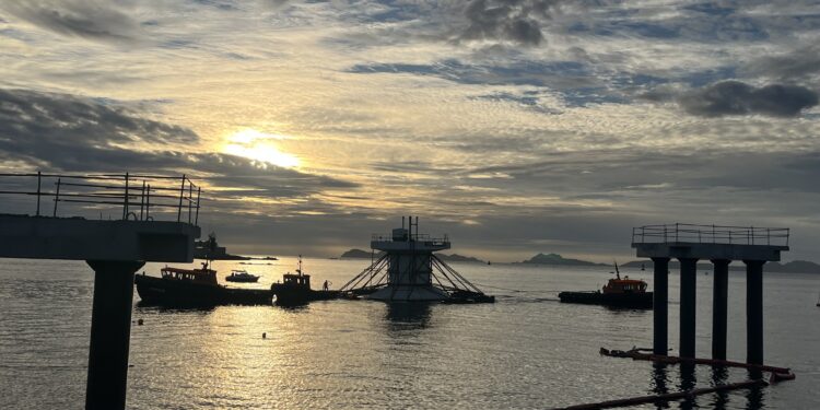 Una titánica grúa de 650 toneladas en el paseo de Bouzas para montar las pasarelas de Peiraos do Solpor
