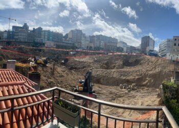 El miedo de unos vecinos a que colapsen sus casas por la construcción del Barrio do Cura