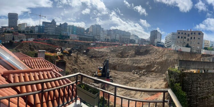 El miedo de unos vecinos a que colapsen sus casas por la construcción del Barrio do Cura