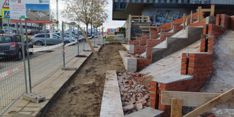 Cuenta atrás para que Navia estrene su nuevo punto de encuentro en forma de graderío