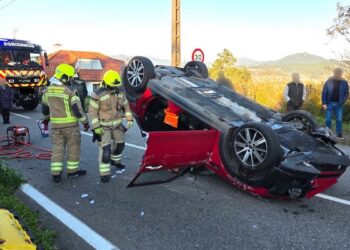 Atrapado un hombre en Baiona tras volcar el vehículo en el que viajaba