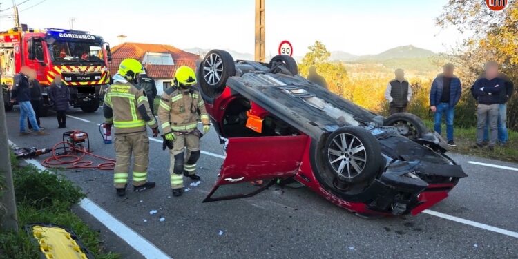Atrapado un hombre en Baiona tras volcar el vehículo en el que viajaba