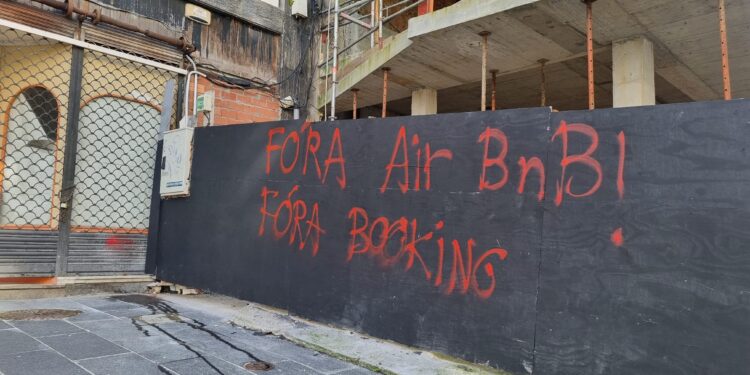 El Casco Vello de Vigo empieza a exhibir su rechazo al turismo de masas